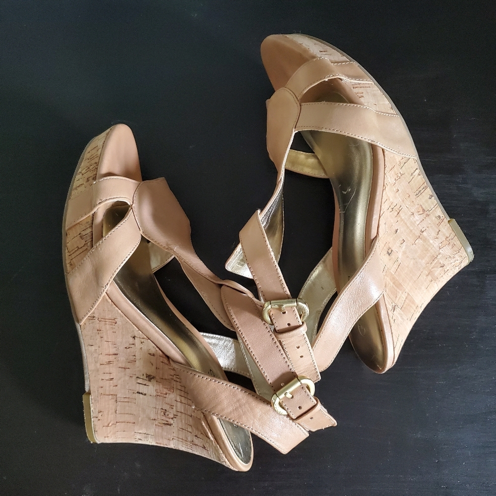 Guess tan wedge sandals size 8M - Picture 3 of 10